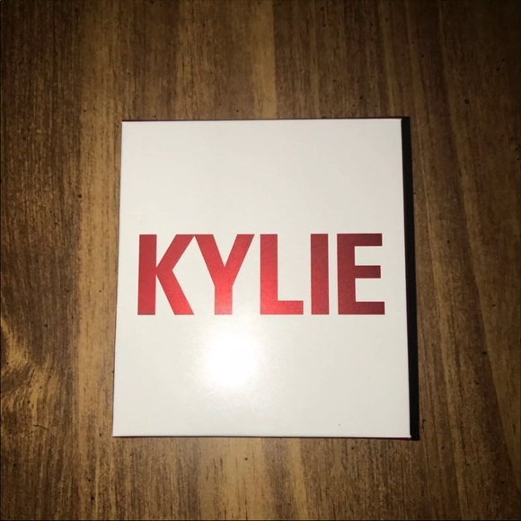 Kylie Cosmetics Smooch Valentines kit - Picture 2 of 4